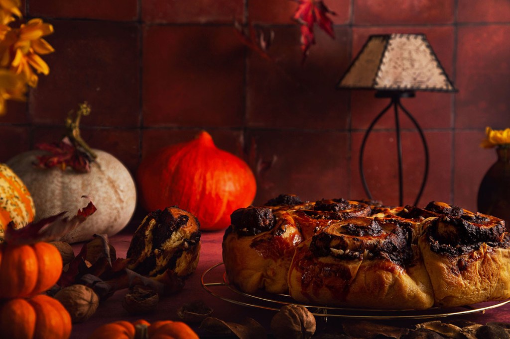 Chelsea pumpkin buns with chocolate and walnuts filling with the autumnal vibe.