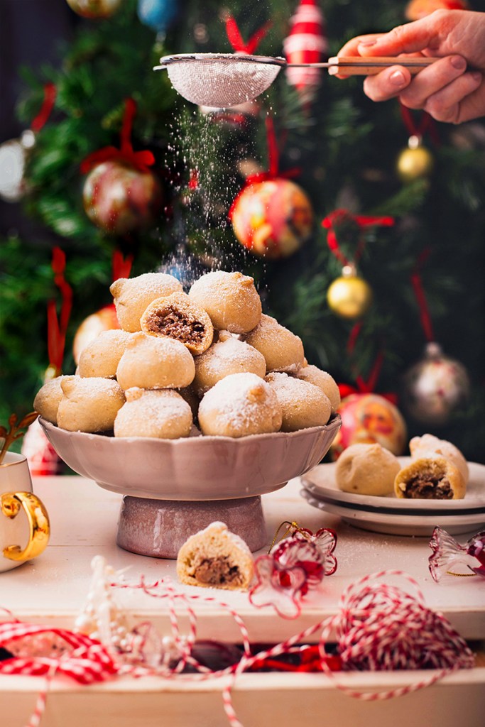 Fig-shaped biscuits filled with a walnut and apple mixture, dusted with icing sugar, in icing sugar. 