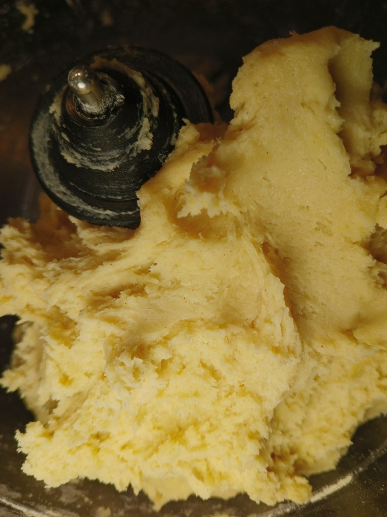 Fig-shaped biscuits filled with a walnut and apple mixture, dusted with icing sugar.