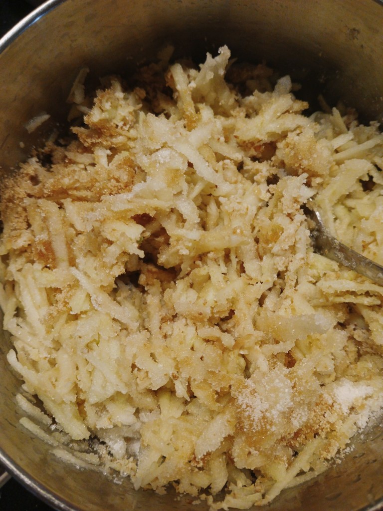 Fig-shaped biscuits filled with a walnut and apple mixture, dusted with icing sugar.